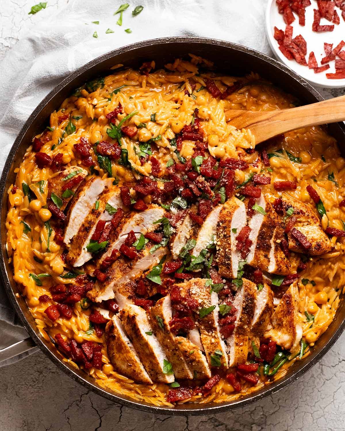 One Pan Chicken Tomato cremoso Risoni con salami crujiente (Orzo)