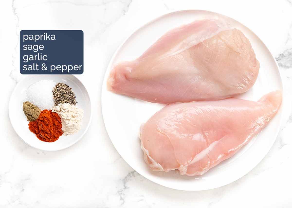 Una sartén Risteri de tomate cremoso de pollo con ingredientes nítidos de salami (orzo)