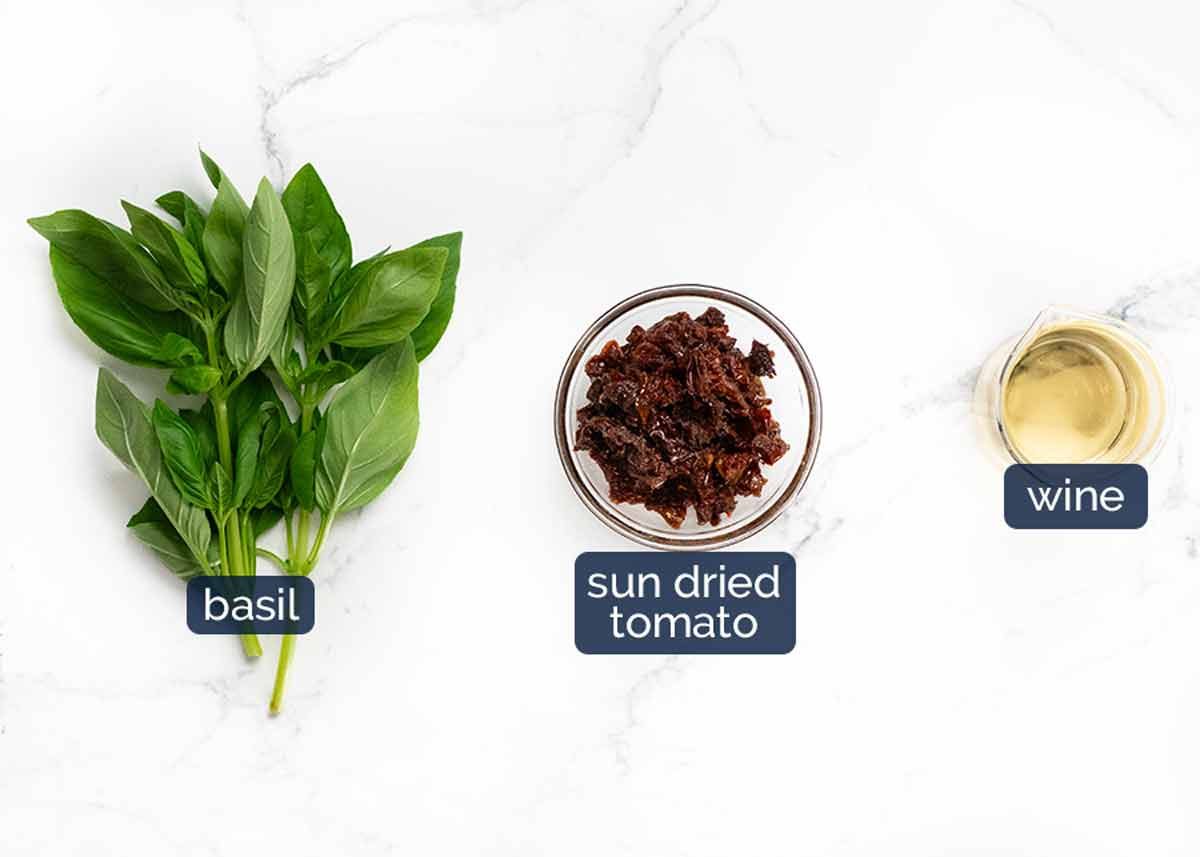 Una sartén Risteri de tomate cremoso de pollo con ingredientes nítidos de salami (orzo)