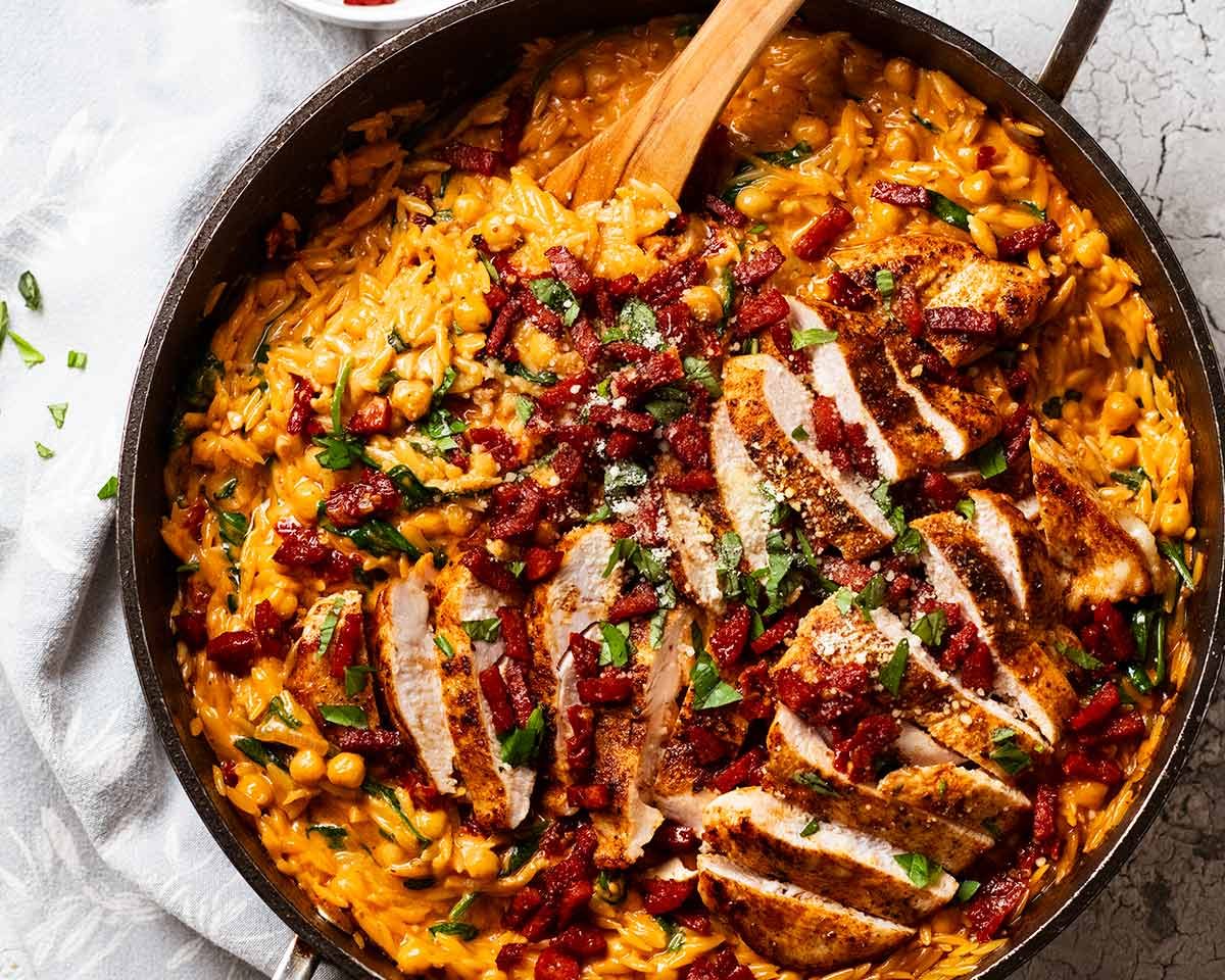 Pollo con cremosado tomate garbanzos risoni