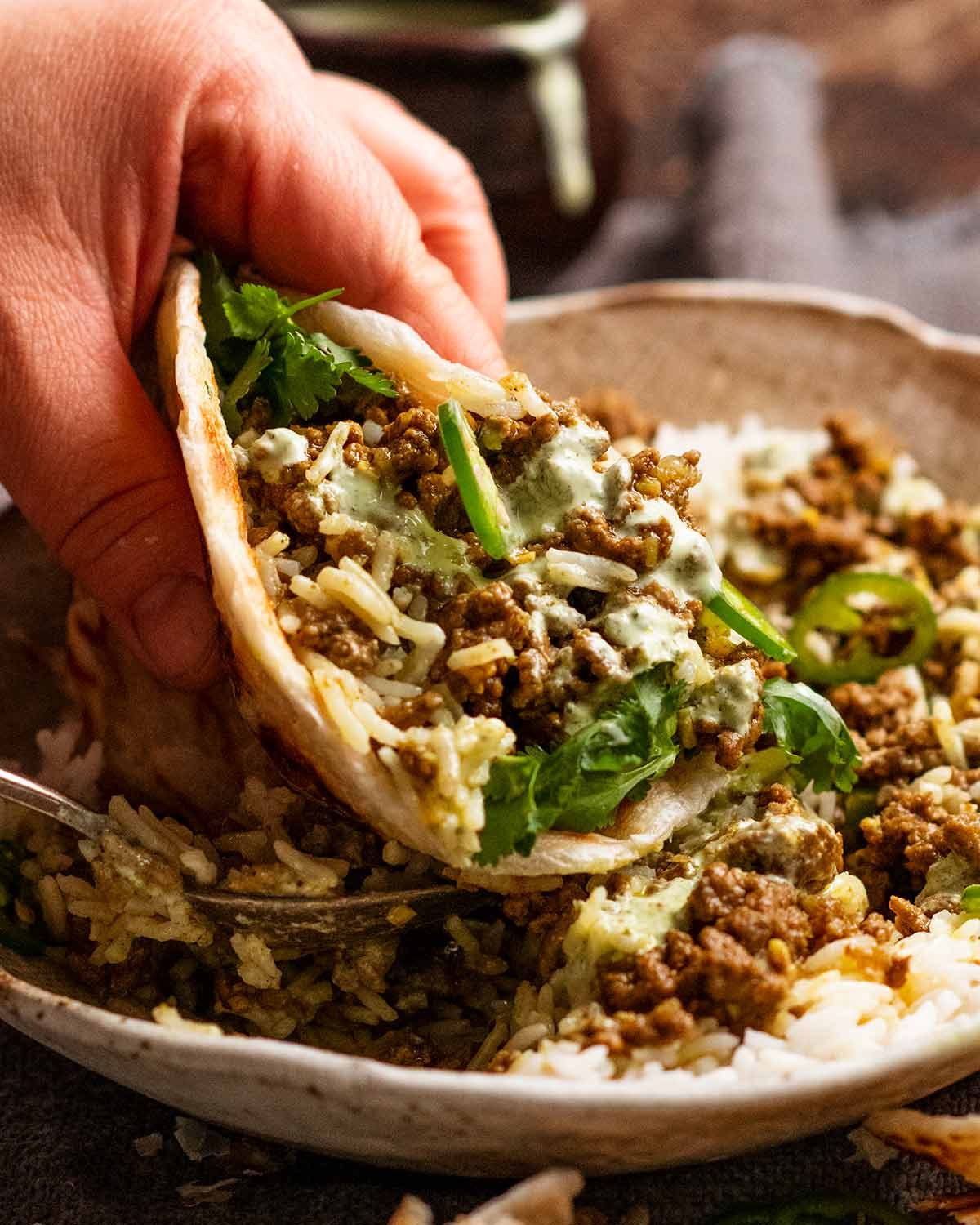 Eat Qeema - carne de res de curry india picada con roti y arroz basmati