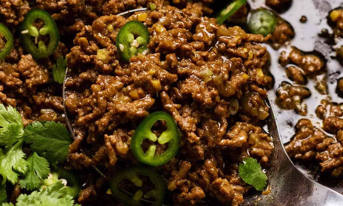 Close -up of QeEma - Hatch de carne de res de la India Curry