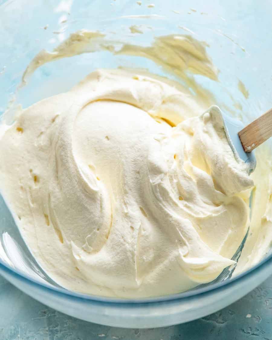 Bol de crema batida recién batida - Crema batida francesa