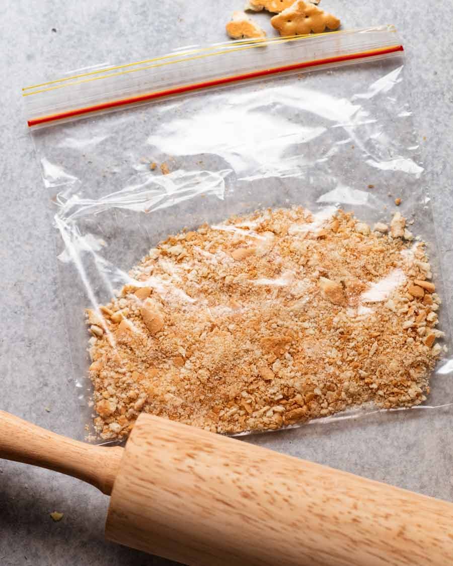 Hacer migas de galletas para palomitas de maíz Golden Gaytime - receta de imitación
