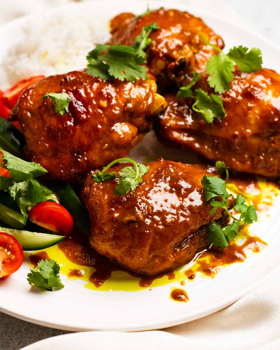 Plato de pollo con cúrcuma tailandesa tailandesa del sur