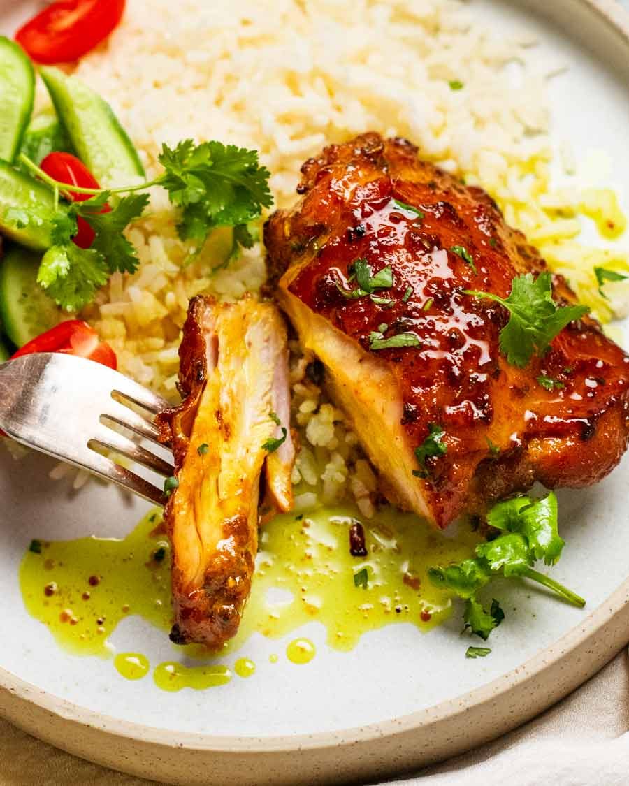 Thai Thai Turmery Chicken South en un plato listo para comer
