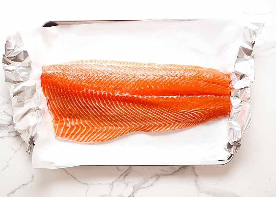 Lado crudo del salmón para el salmón horneado en el horno
