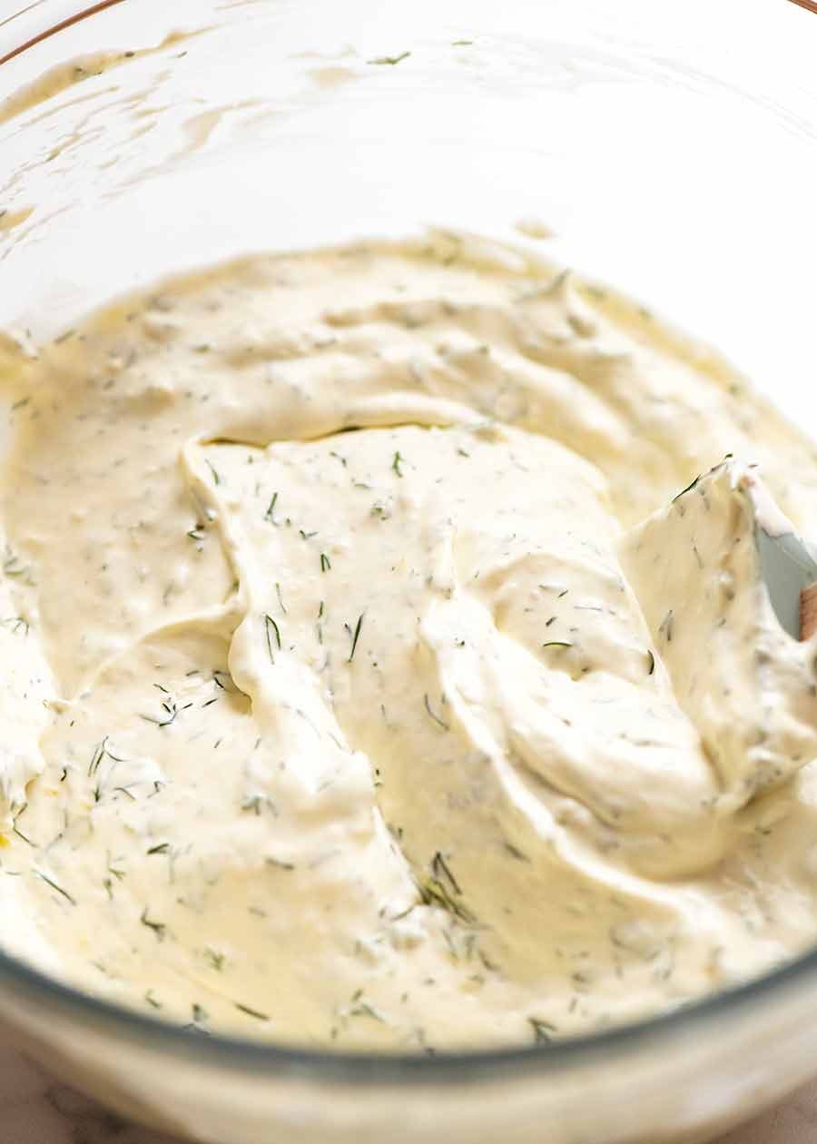 Salsa con eneldo cremoso para el salmón horneado en el horno navideño