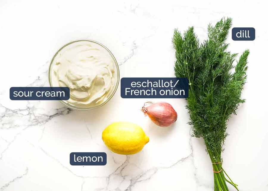 Ingredientes para salsa de eneldo cremosa para salmón cocinado en horno navideño