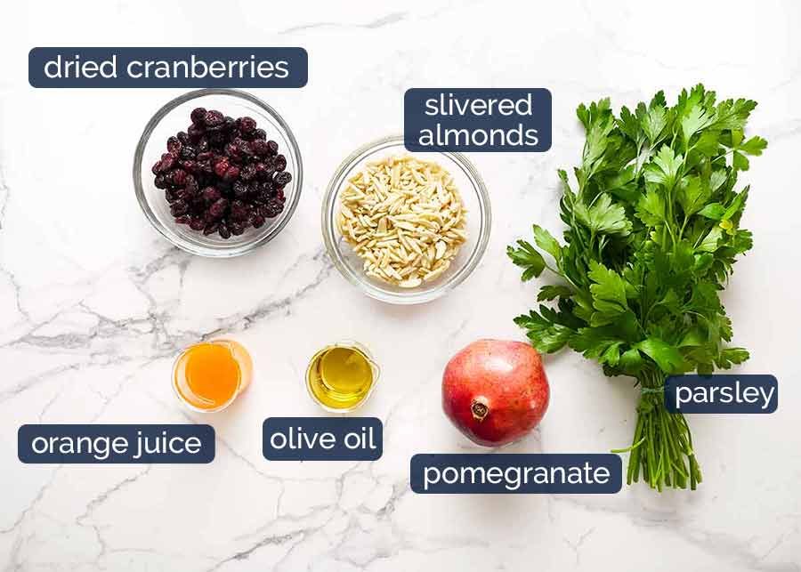 Ingredientes para un tapenade de vacaciones para el salmón cocinado con Navidad cocinada