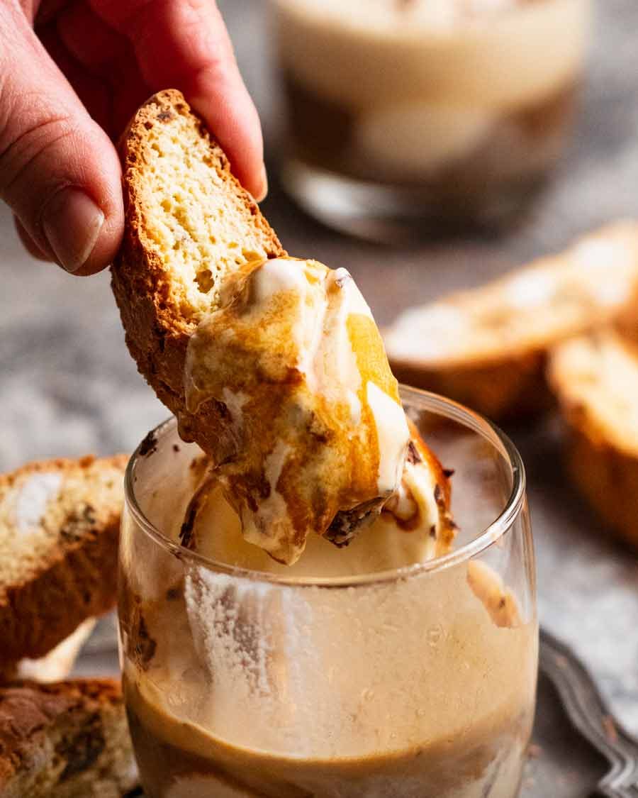 Remoje el biscotti en el afecto
