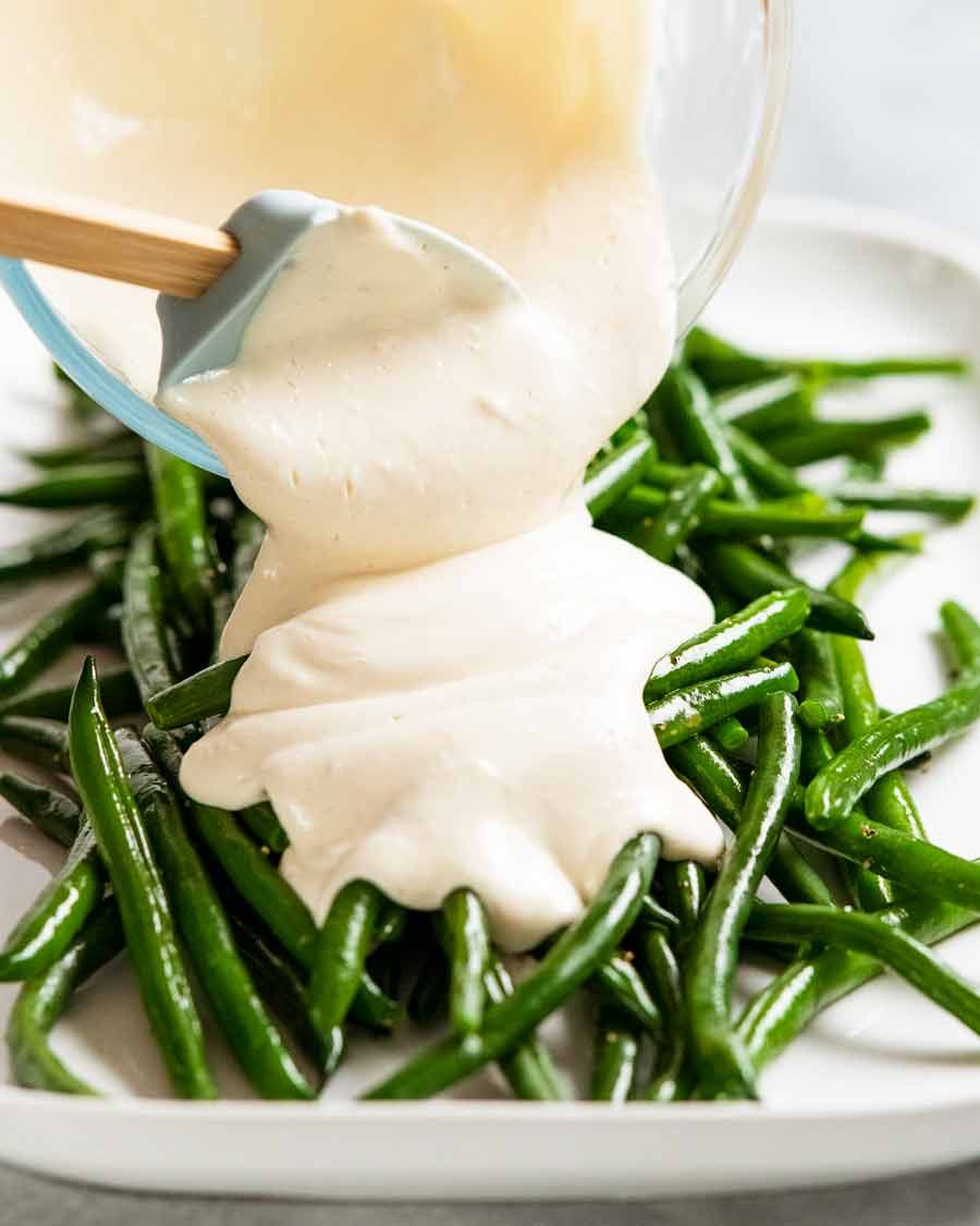Vierta una salsa de yogurt tahini sobre frijoles