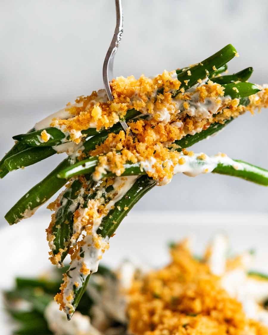 Tenedor que recoge judías verdes con una montaña de Panko