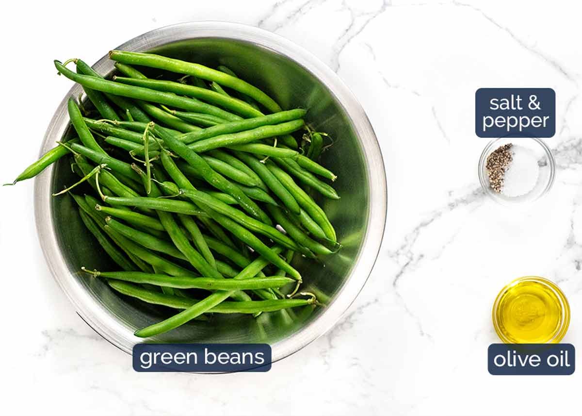 Ingredientes en judías verdes con una montaña de panko