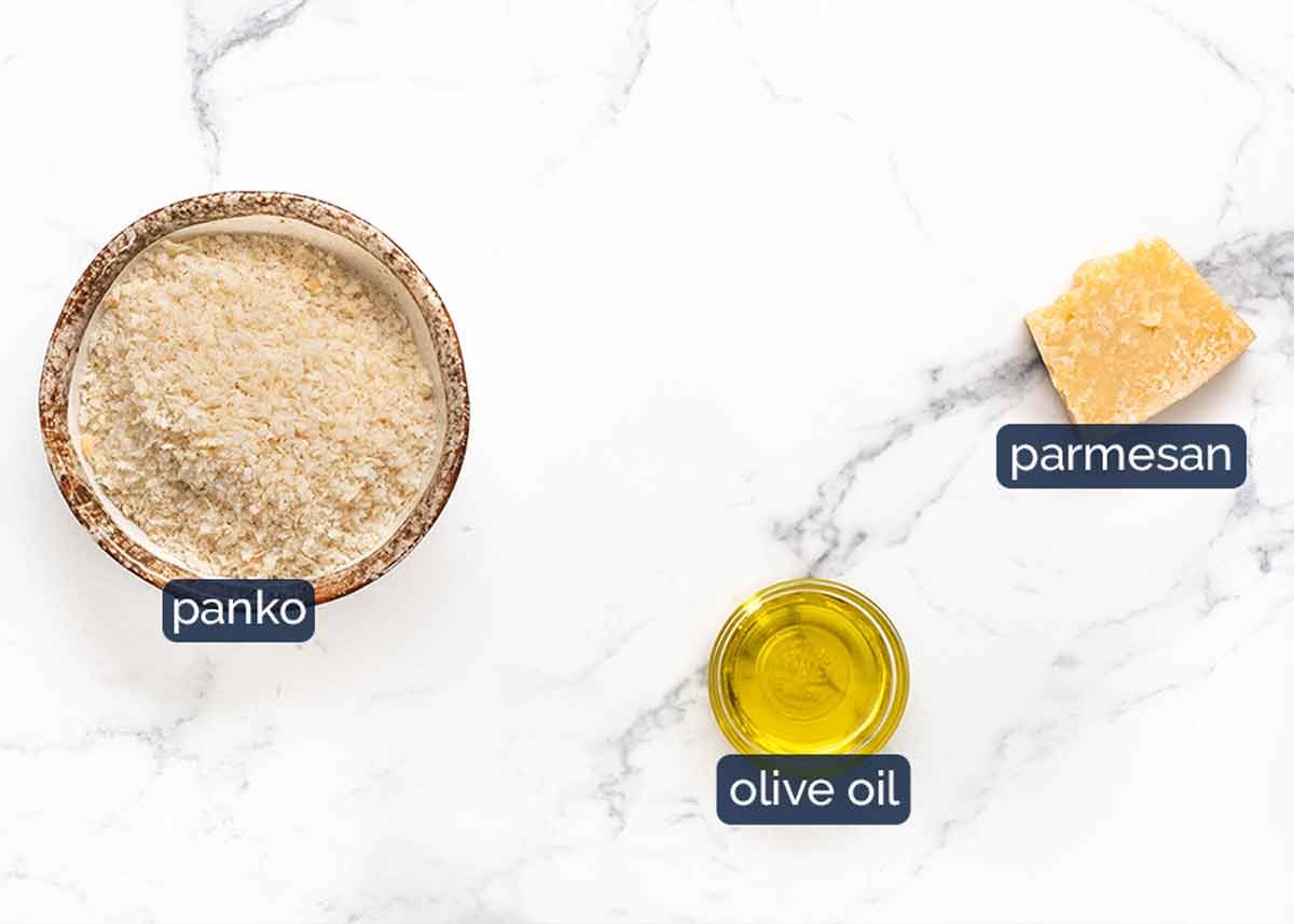 Ingredientes en judías verdes con una montaña de panko