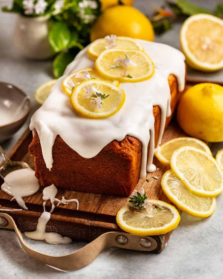 Pan de limón helado en la tabla de cortar