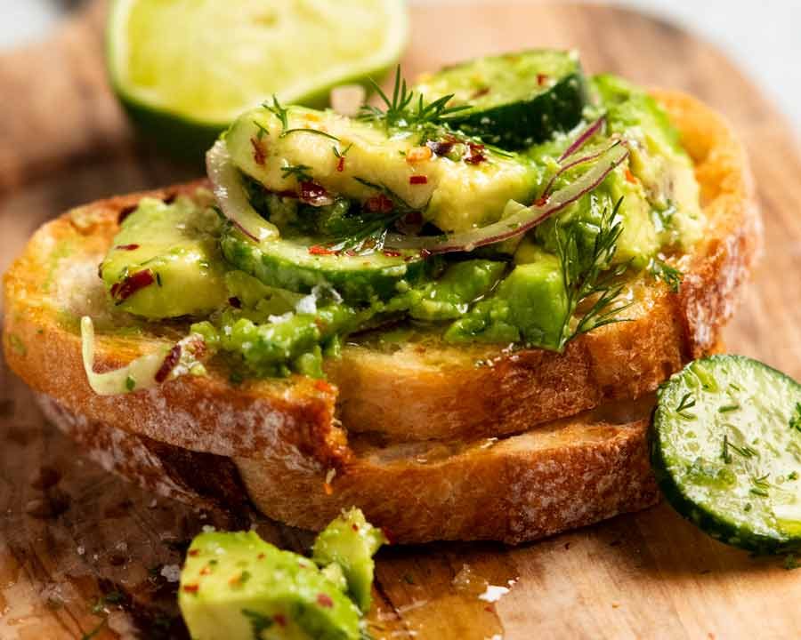 Ensalada de aguacate favorita en tostadas