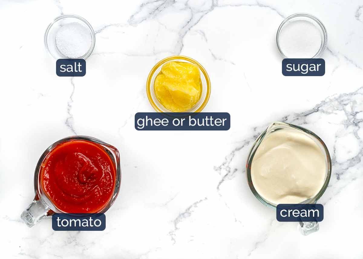 Ingredientes de pollo de mantequilla al horno en un plato
