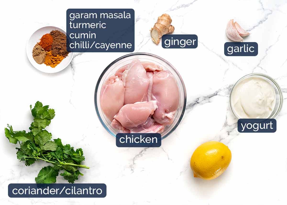 Ingredientes de pollo de mantequilla al horno en un plato