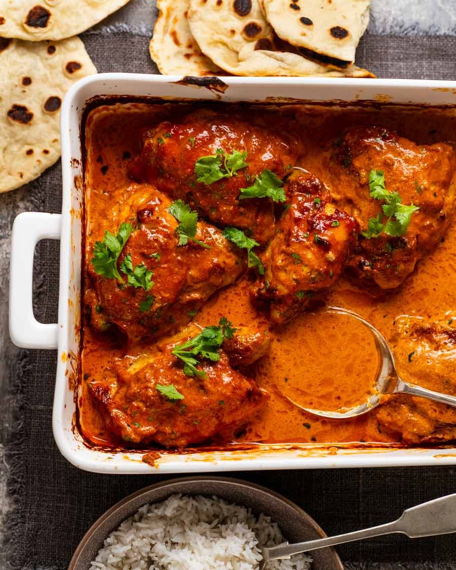 Pollo de mantequilla al horno con un plato recién cocinado