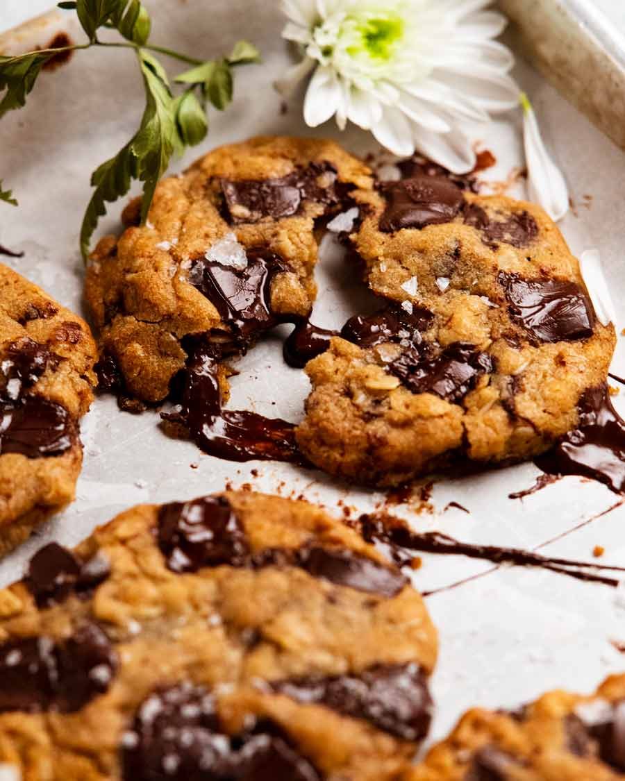 Foto de cierre de galletas con harina de avena con mantequilla marrón rota.