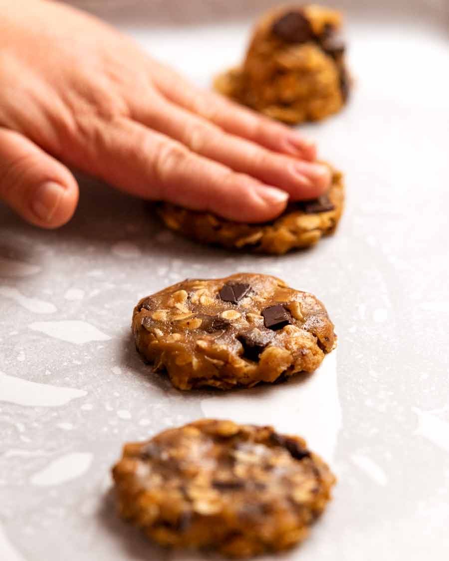 Haga galletas en la muñeca con mantequilla marrón