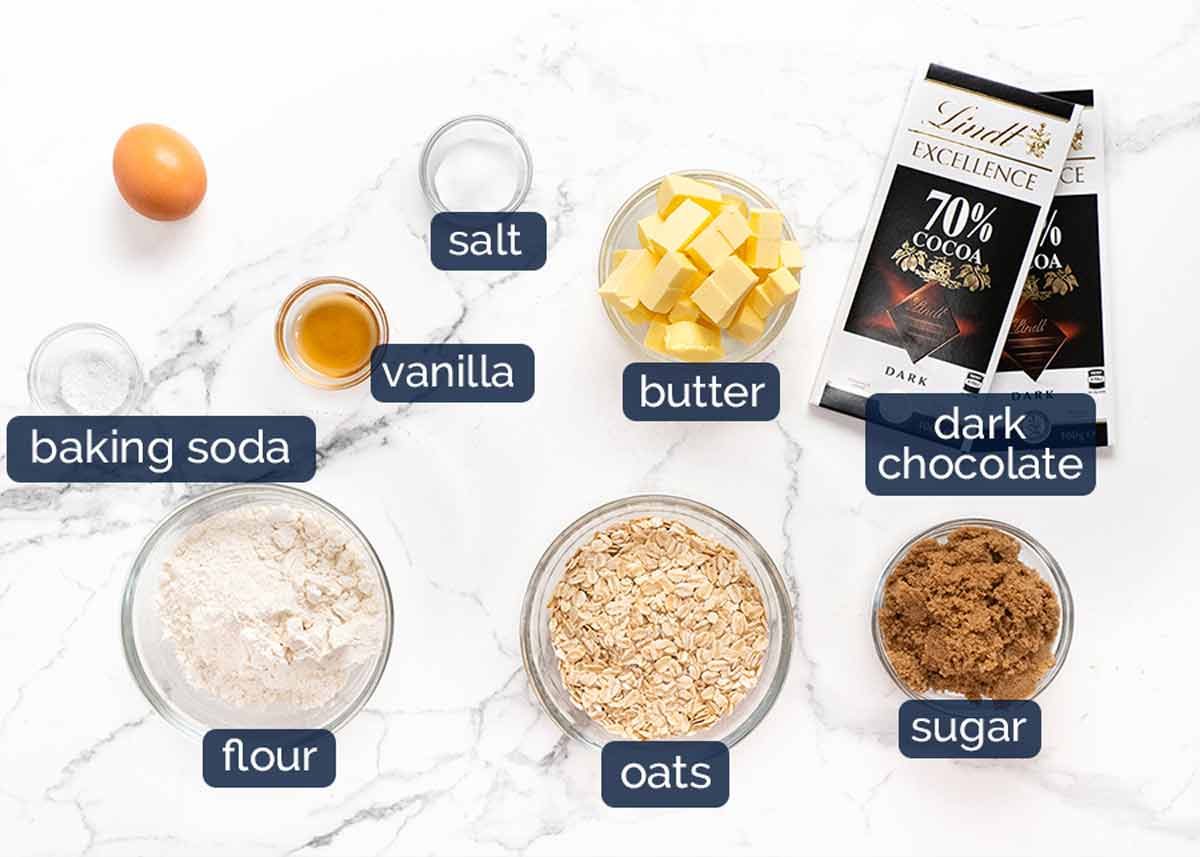 Ingredientes en galletas con harina de avena marrón