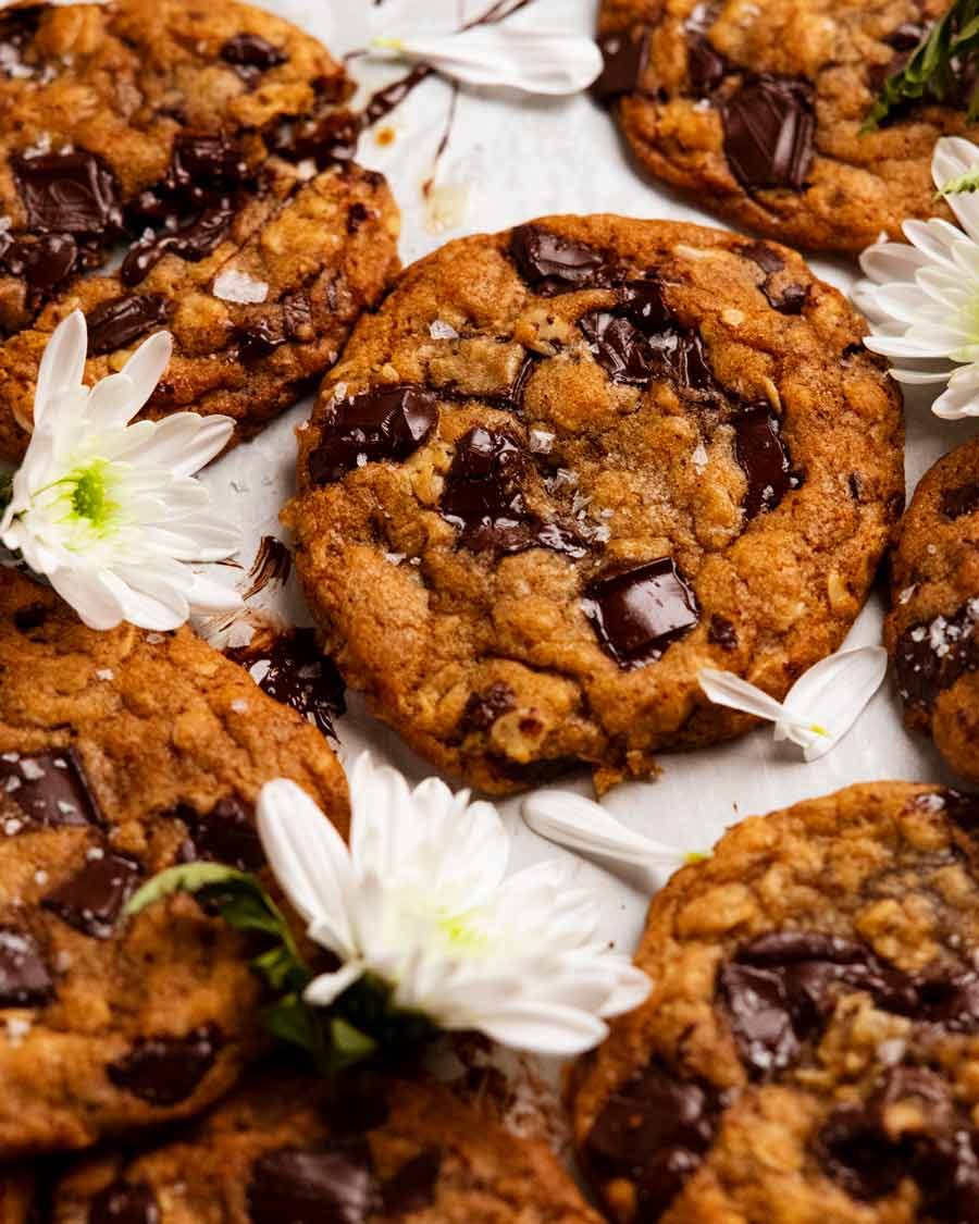 Foto de cierre de galletas a la alegría de la avena con mantequilla marrón