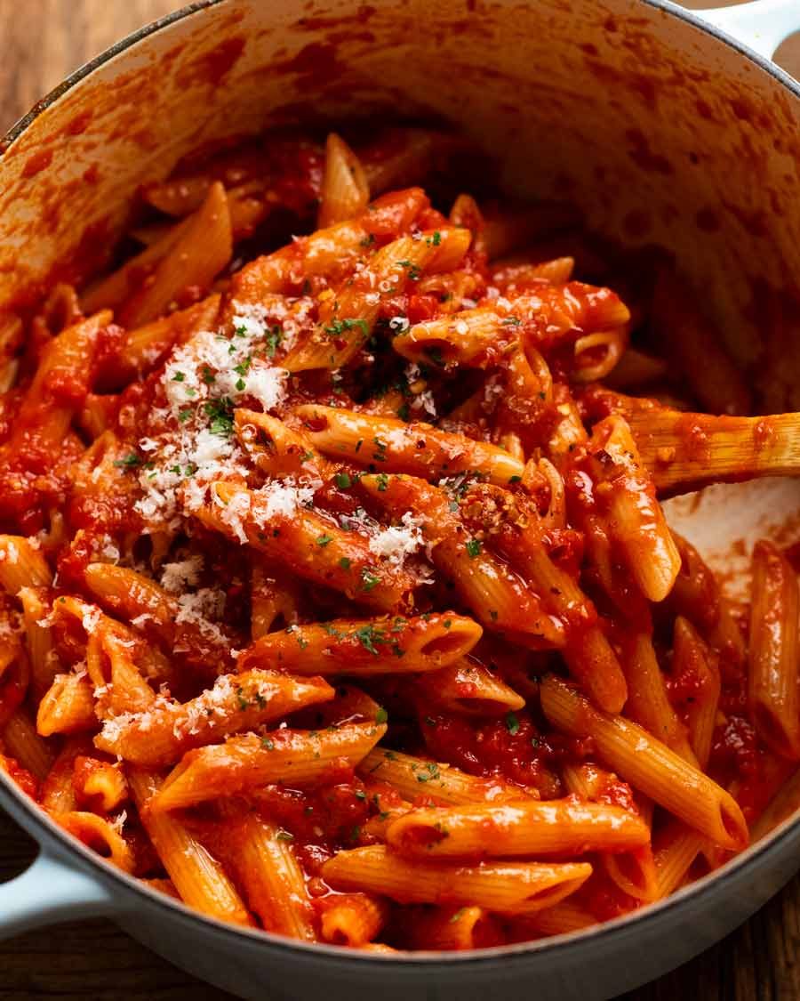 Penne All'arrabbiata (pasta de tomate picante) en una olla