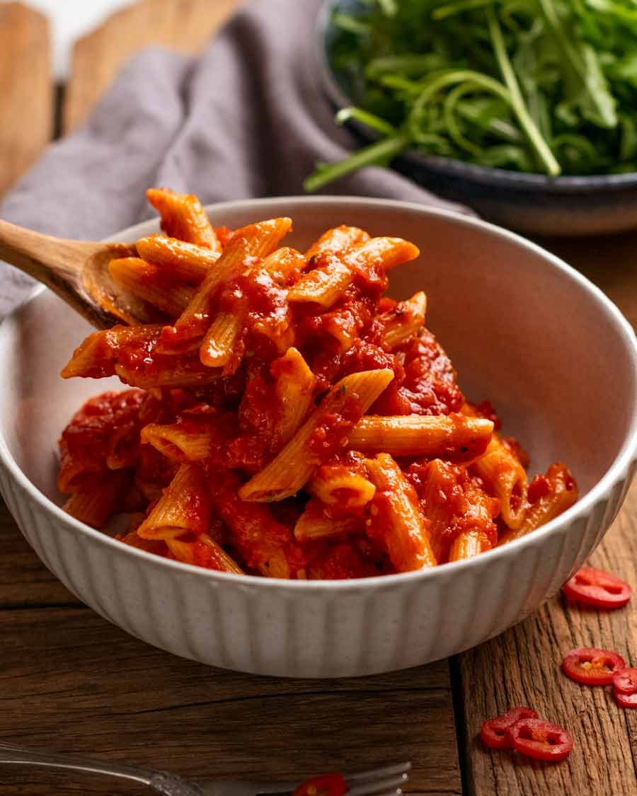 Sirva Penne All'arrabbiata (pasta de tomate picante)
