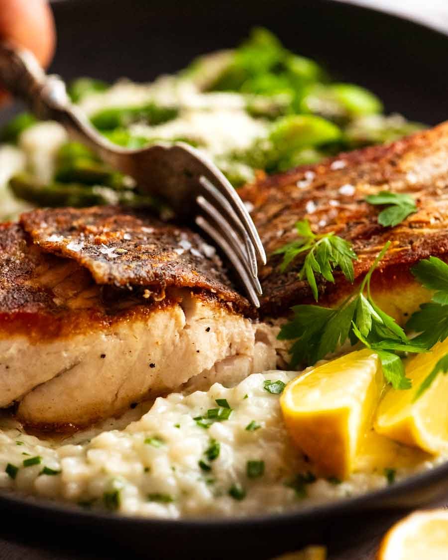 Barramundi de piel crujiente servido con un risotto de limón cremoso y fácil sin Stero