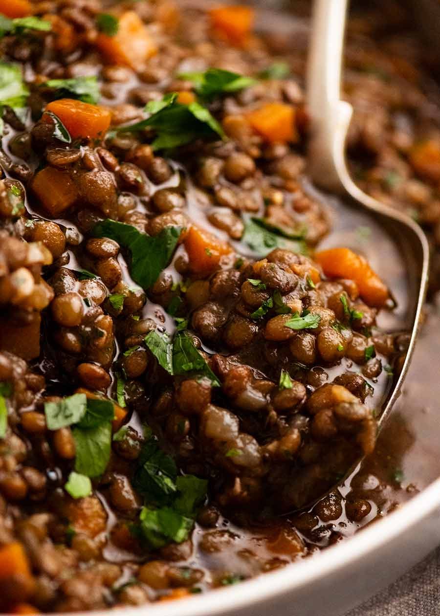 Close -up de las lentejas ragot - plato de acompañamiento de lentes franceses