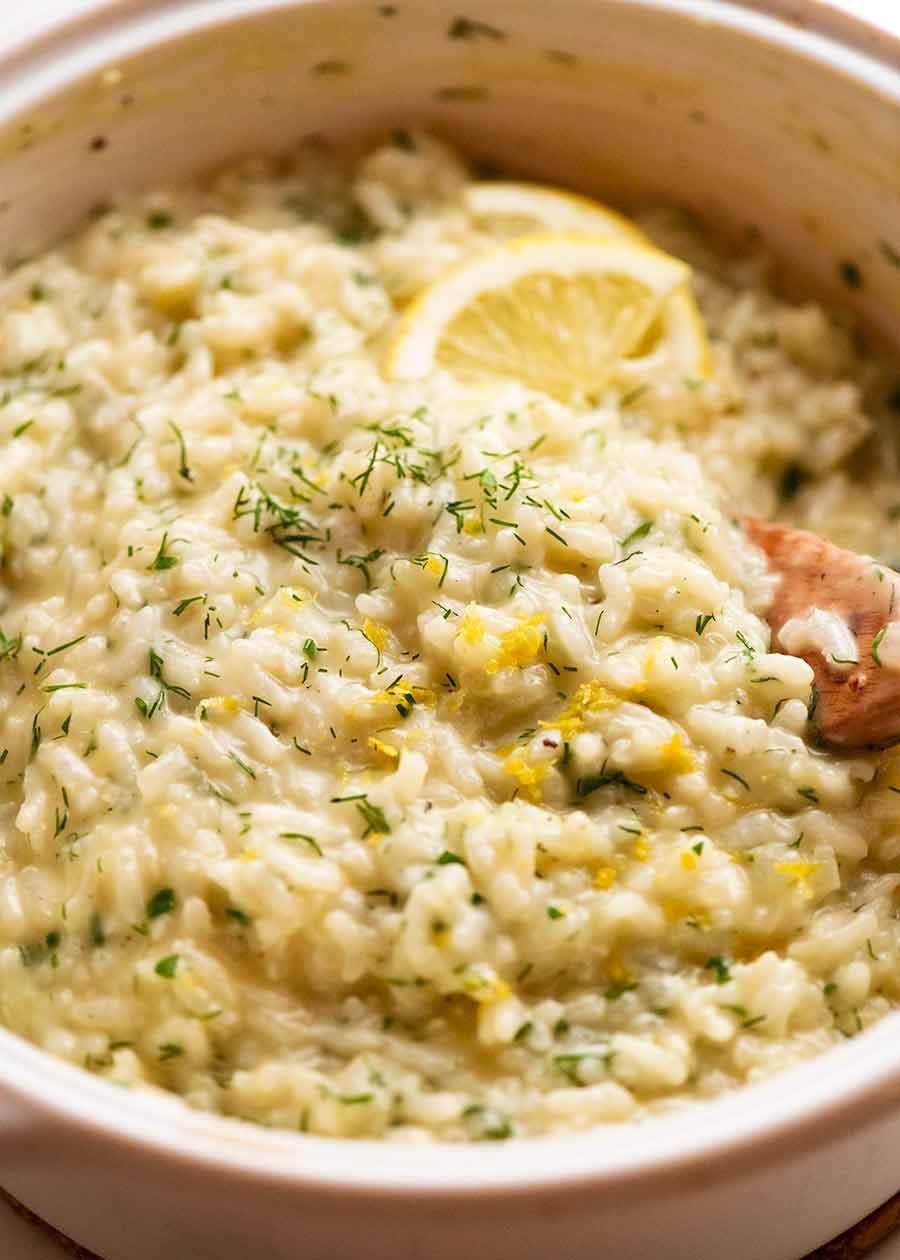 Risotto de limón cremoso con limón recién salido del horno