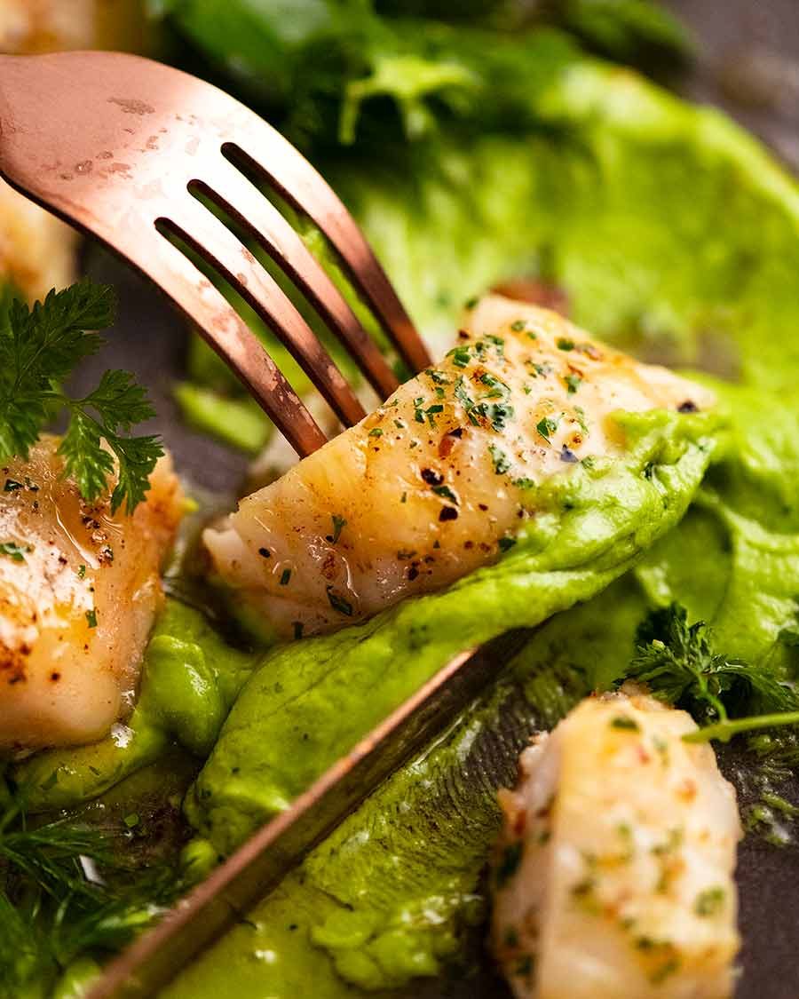 Primer plano del pescado Pierbish consumido con puré de guisantes y mantequilla marrón