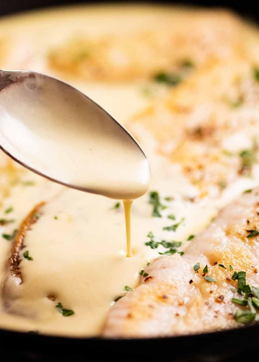 Cerrar a la salsa de vino blanco reado
