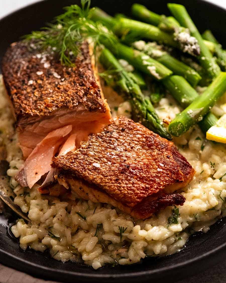 Plato de risotto cremoso con salmón crujiente