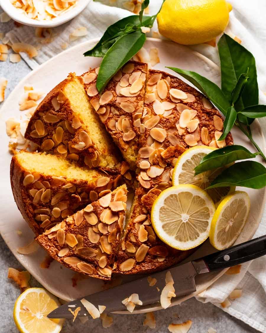 Foto aérea con pastel de almendras de coco con limón