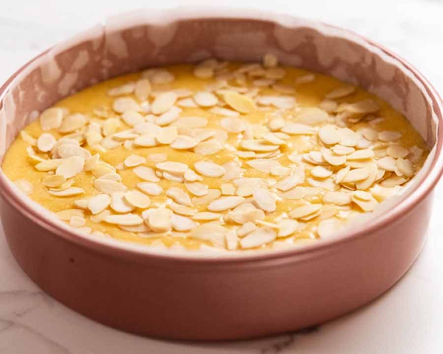 Pastel de almendras de coco con limón listo para cocinar