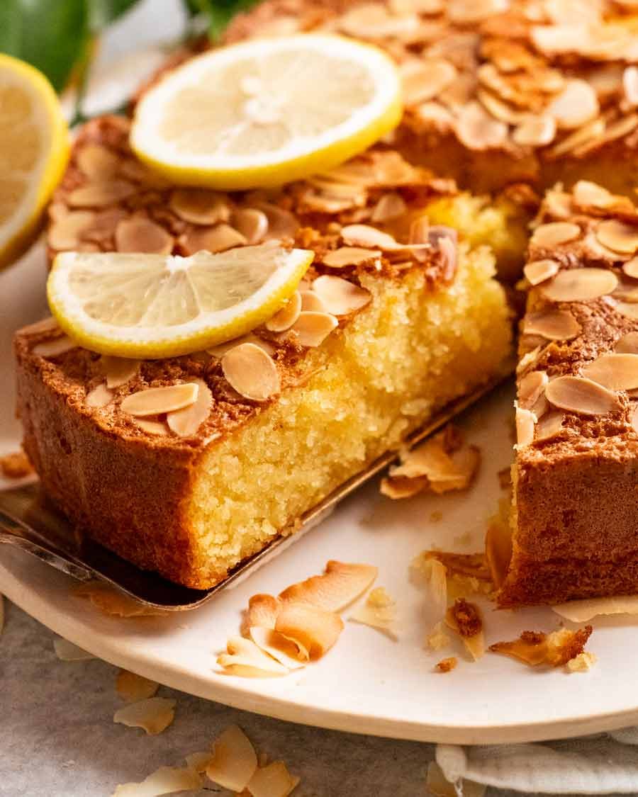 Coster -Up de una rebanada de pastel de almendras de coco con limón