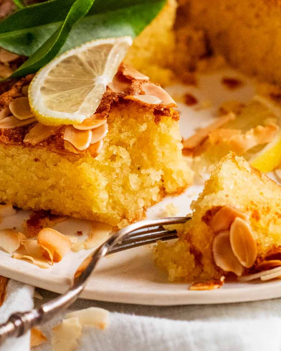 Foto de cierre del consumo de coco de coco con limón