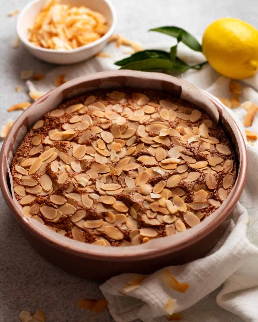 Pastel de limón de coco con almendras recién salidas del horno