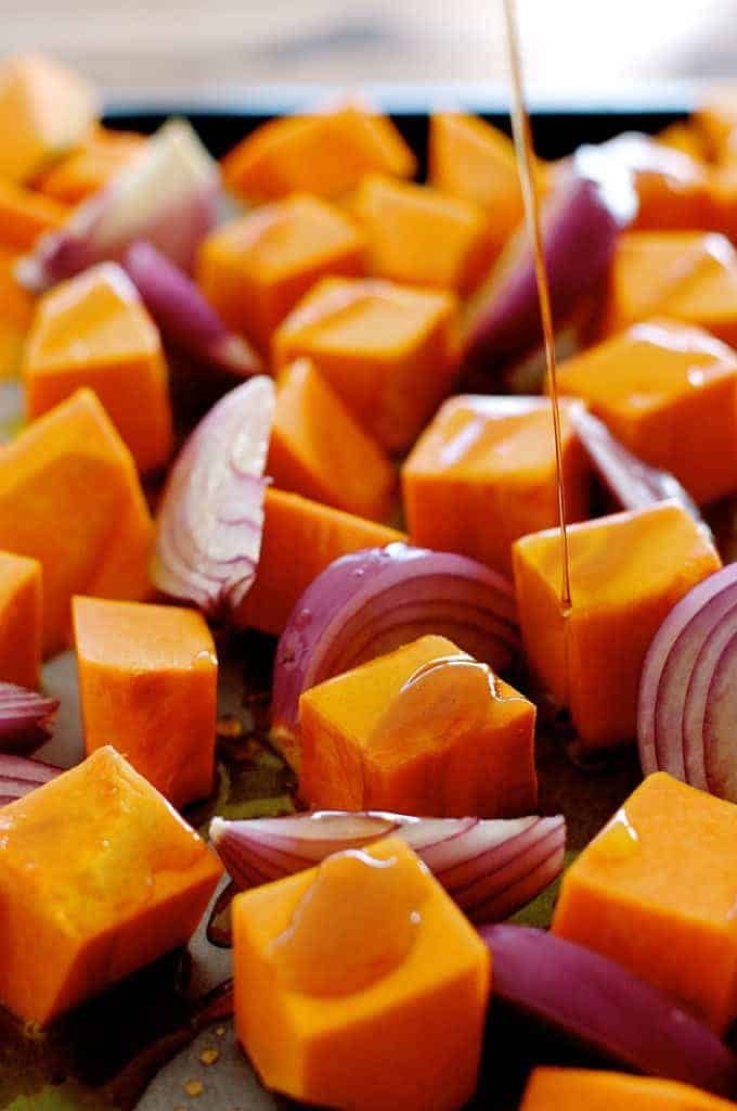 La calabaza asaltada con arce con chile y queso feta: ¡una pizca de jarabe de arce crea caramelización adicional y Chile agrega una excelente patada!