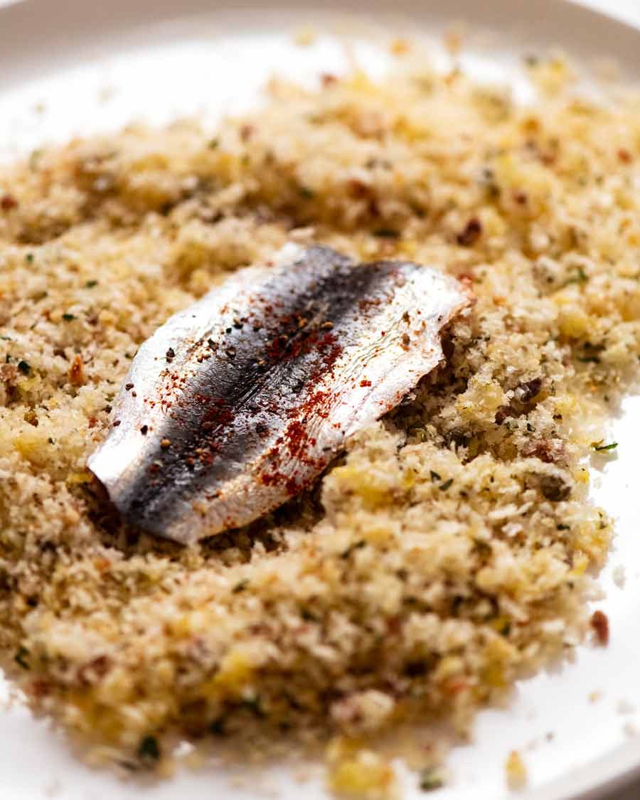 Hacer sardinas en la corteza mediterránea