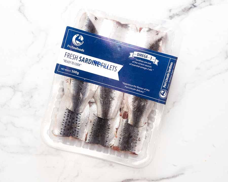 Paquete o sardinas frescas con redes, listas para comer