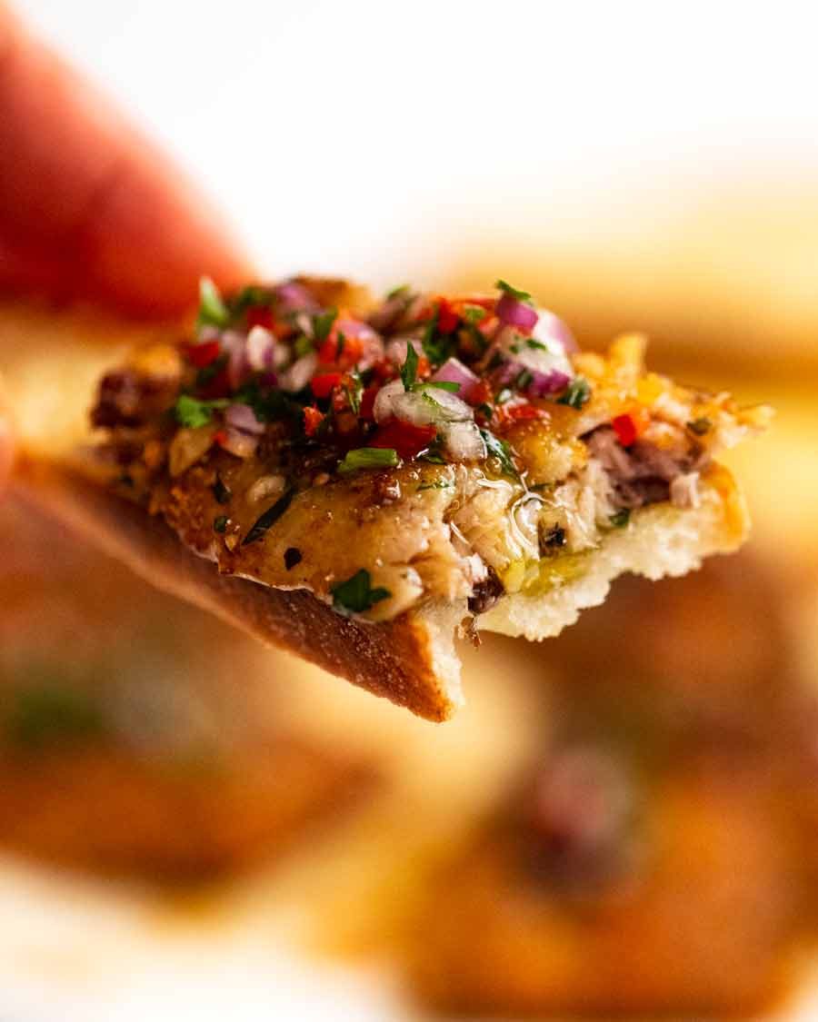 Sardinas en corteza mediterránea en tostadas