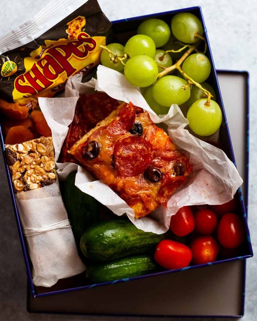 Pan de pizza de almuerzo en una lonchera
