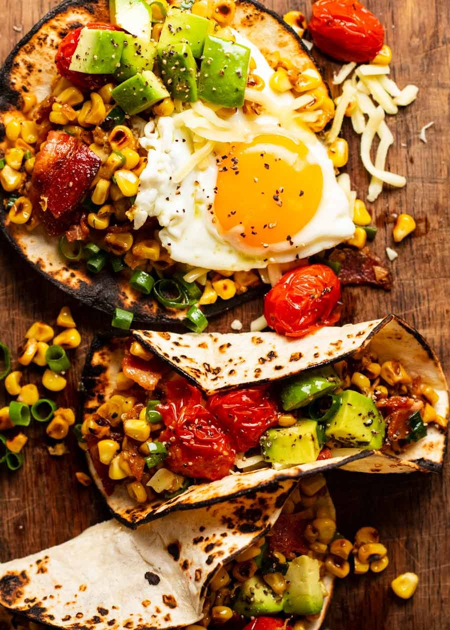 Tacos de maíz de mantequilla de miso para desayunos con huevos