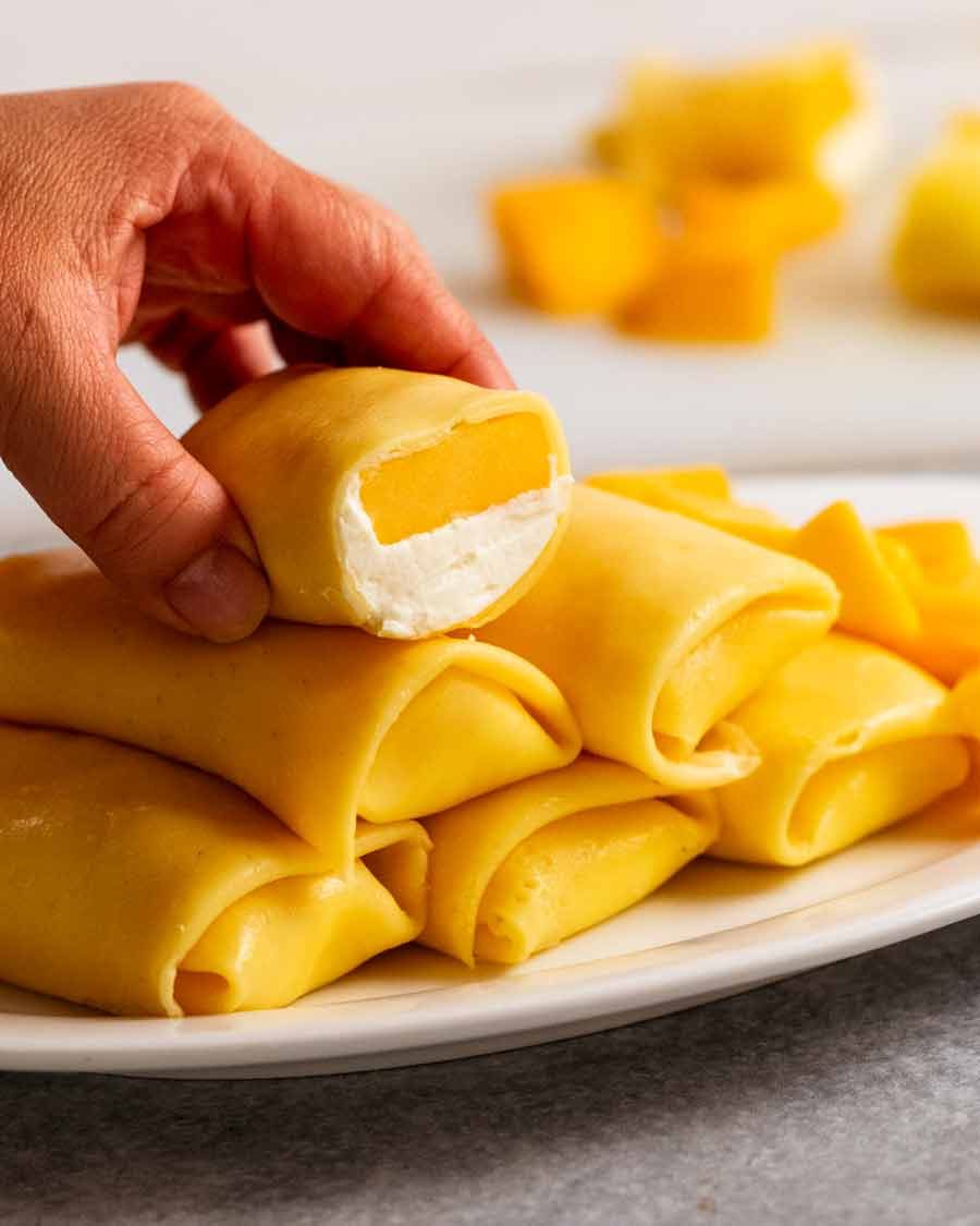 Recogiendo un panqueque de mango