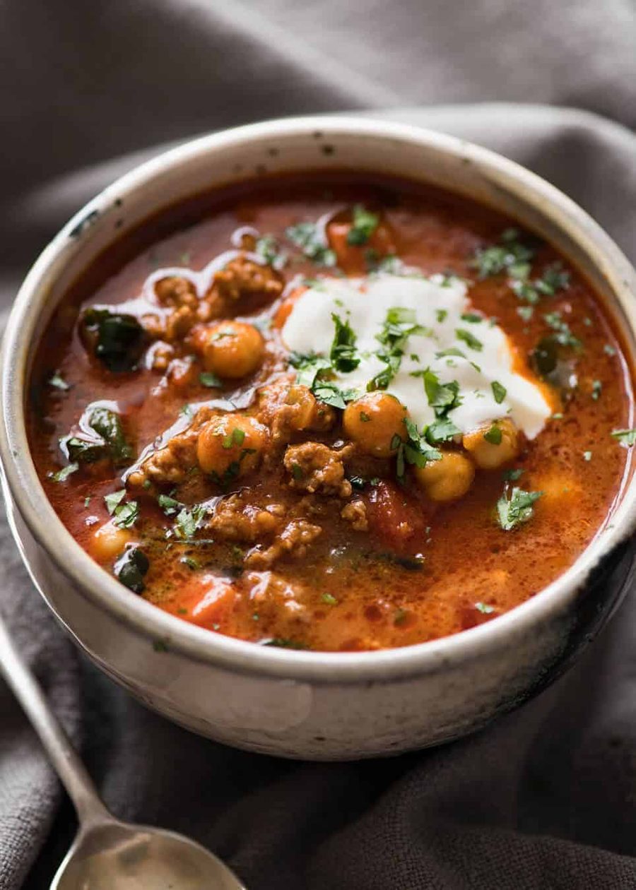 ¡Una sopa de garbanzos que explota con sabor! Sabe como el shawarma de pollo en forma de sopa con cordero, rápido, nutritivo y guarnición. Repenetineats.com