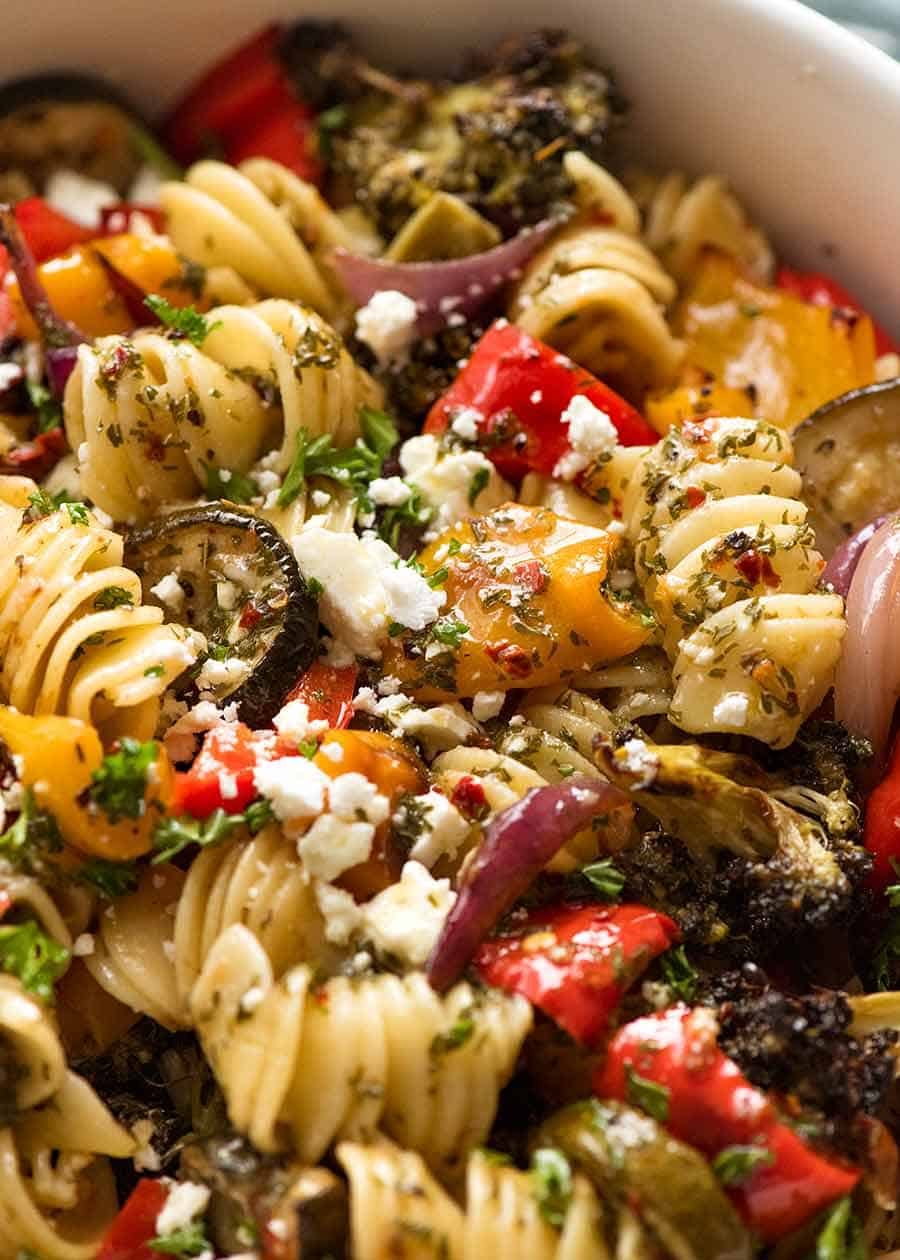 Cerrar la increíble ensalada de pasta vegetariana